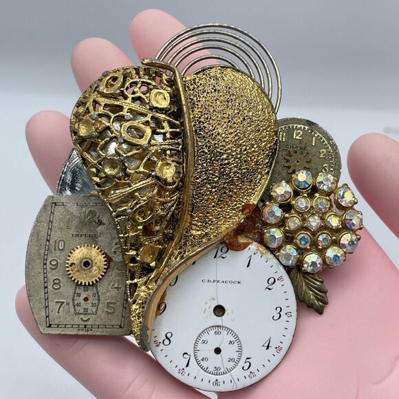 Vintage Signed LC 94 Steampunk Leaf Clock Statement Brooch Pin Rhinestones Gold - Picture 3 of 7